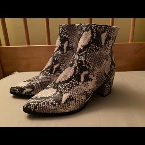 Madden Girl Shoes - 8.5 Madden Girl Ivory/Black Snake Print Booties Madden Girl Shoes - 8.5 Madden Girl Ivory/Black Snake Print Booties